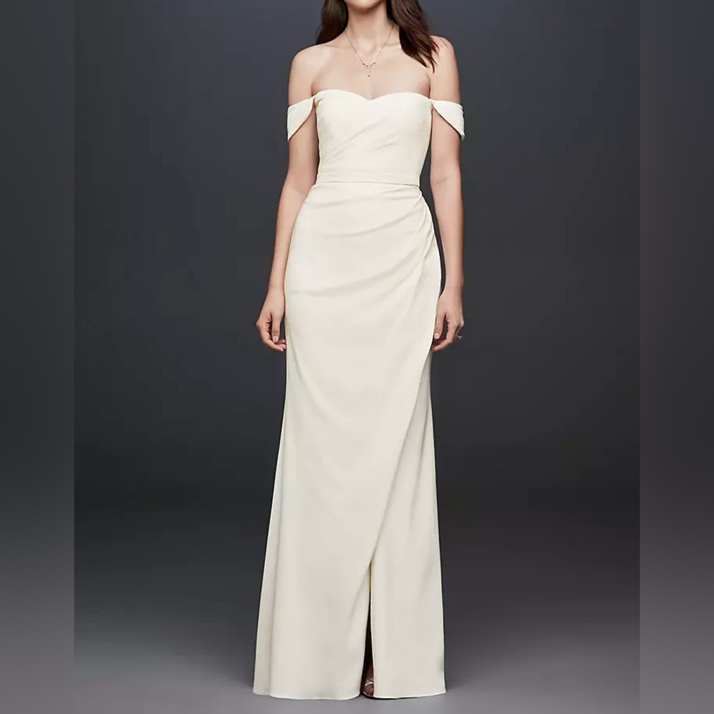 Elegant Ivory Crepe Gown Size 0/2